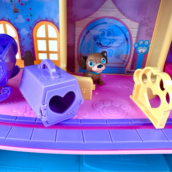 Disney Junior Doc McStuffins Toy Hospital Playset w/Helicopter and Accessories - Picture 6 of 12